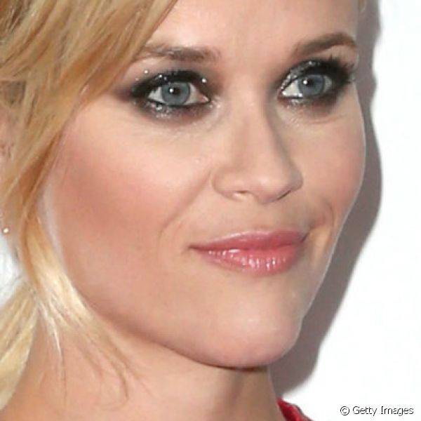 Reese Witherspoon chamou a atenção com maquiagem glamourosa em passagem pelo tapete vermelho do evento Producers Guild America Awards